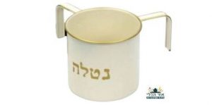 נטלה קרם עם כיתוב זהב כלי מטבח